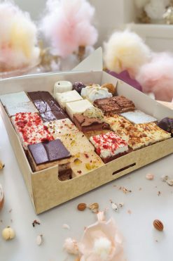 Platou prajituri asortate 800g - disponibil doar in judetul Hunedoara